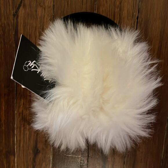 Kyi Kyi White Faux Fur Winter Ear Muffs New - Picture 3 of 3